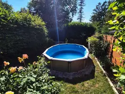 Teilmodernisierte Doppelhaushälfte mit Pool und Carport