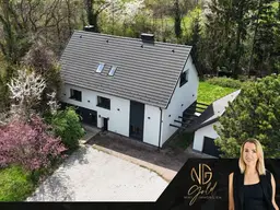 Großzügiges Familienhaus mit parkähnlichem Grundstück und Bachlage
