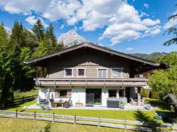 „Sonnenverwöhntes Wohnen mit Bergblick – Ihr Rückzugsort am Waldrand“.