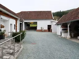 Charmanter Dreiseithof mit uneinsehbarem Innenhof, Weitblick &amp; Nebengebäuden in Hanglage