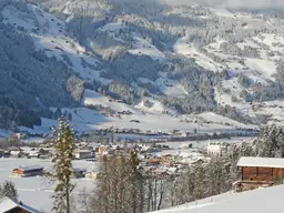 Off-Market-Chalet auf 4.000 m² Grundstück mit Widmung Bauland-Mischgebiet – Zillertal
