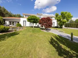 Villa voll unterkellert mit Poolhaus in absoluter Ruhelage