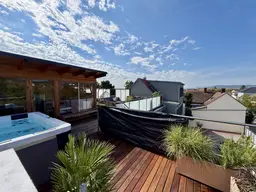 Traumhafte DG-Wohnung mit phantastischem Outdoor Spa Bereich!