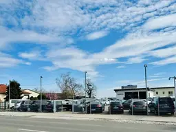 Top Autoplatz für 65 Fahrzeuge