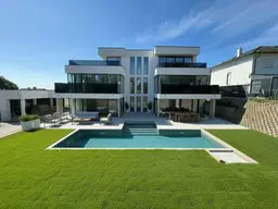 Luxusvilla nahe Wien – 406 m² Wohnfläche | Share Deal möglich | Pool | Wellness | Aufzug | Weinbergblick