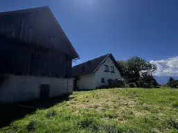 Geräumiges Landhaus mit Renovierungsbedarf, Scheune und großzügigem Grundstück in idyllischer Lage