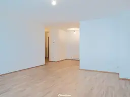 Großzügige 2-Zimmer-Wohnung in zentraler Lage – mit großer Loggia &amp; Parkplatz