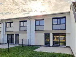 ERSTBEZUG: REIHENHAUS MIT PV-ANLAGE UND HOCHWERTIGER EINBAUKÜCHE NÄHE BADETEICH