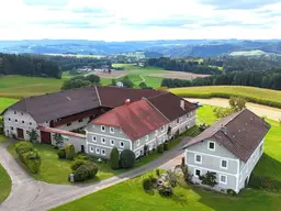 Provisionsfrei: Landwirtschaftliches Anwesen mit Dreiseithof, 23.7 ha Grund und herrlicher Fernsicht