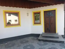Einfamilienhaus in Mining mit Doppelgarage, Pool &amp; Garten