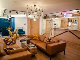 ROOMIE ALPS Exklusives Hostel mit 7 Zimmern in der Kitzbüheler Altstadt im Paket 