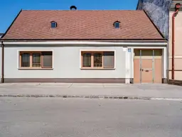 Charmantes, renovierungsbedürftiges Zweifamilienhaus in Engelhartstetten mit großen Grund, Stadel und Nebengebäuden