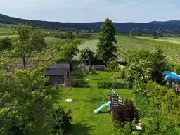 Inmitten der Sooßer Weingärten - Zweifamilienhaus mit Traumgarten!