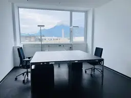 All-In - abgeschlossenes Büro mit 2 möblierten Arbeitsplätzen im STADTWERK Hochhaus