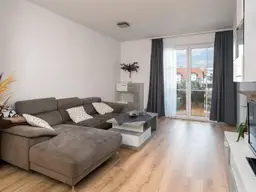 Zentrale Ruhelage: 2 Zimmer Wohnung mit Loggia &amp; Stellplatz