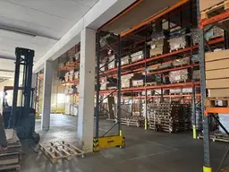 Großzügige Lager- oder Produktionshalle – flexibel teilbar – im Raum Vöcklabruck zu vermieten