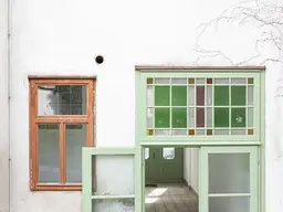 Charmanter Altbau – unsaniert, mit riesigem Balkon ins Grüne