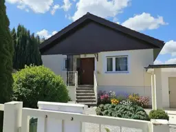 Einfamilienhaus am Land – hier wird der sonnige Garten zur Oase der Ruhe mit Sommerzauber im Gartenhäuschen.