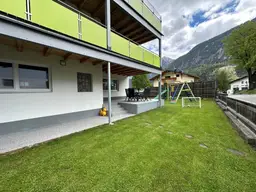 Große Familienwohnung mit Terrasse, Balkon zwei Autoabstellplätzen sowie großem Gemeinschafts-Garten