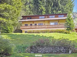 Mehrfamilienhaus auf drei Ebenen, Garten mit Teich &amp; Bergblick