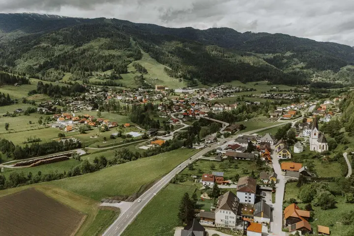 Lage mit Skiberg im Hintergrund