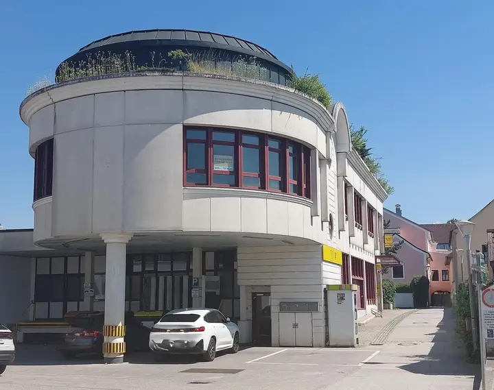 Gebäudeansicht vom Graben