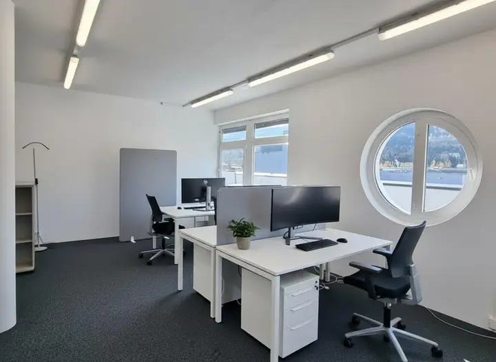 Büro nach Südwesten (KI-generiert)