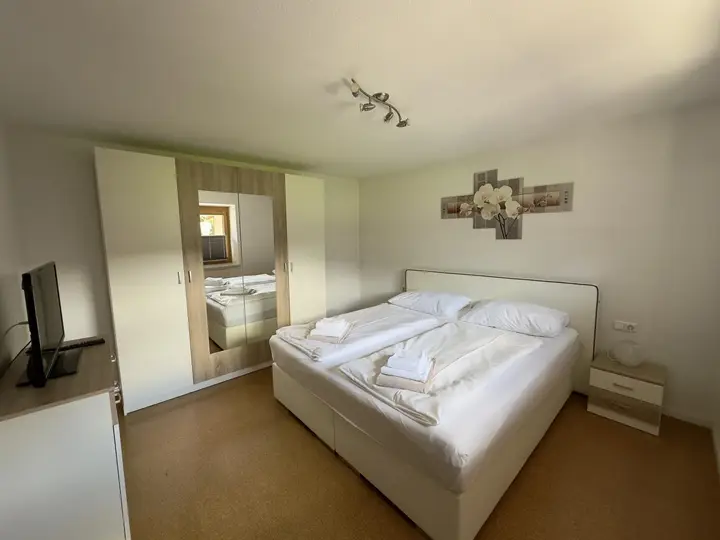 Schlafzimmer 1