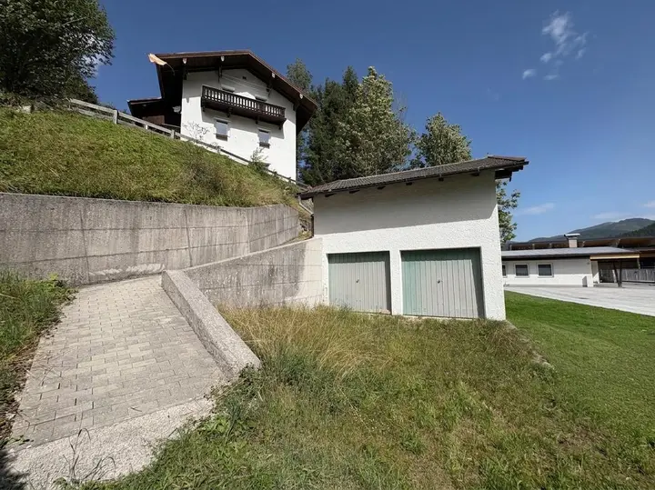 Doppelgarage mit Hausansicht und Zugang