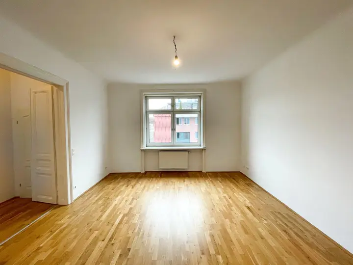 Wohnzimmer mit Flügeltüre