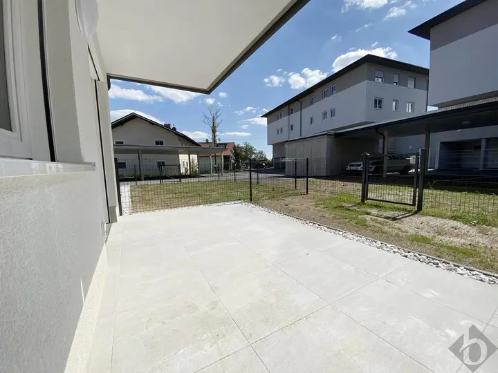 Südwestterrasse mit Garten