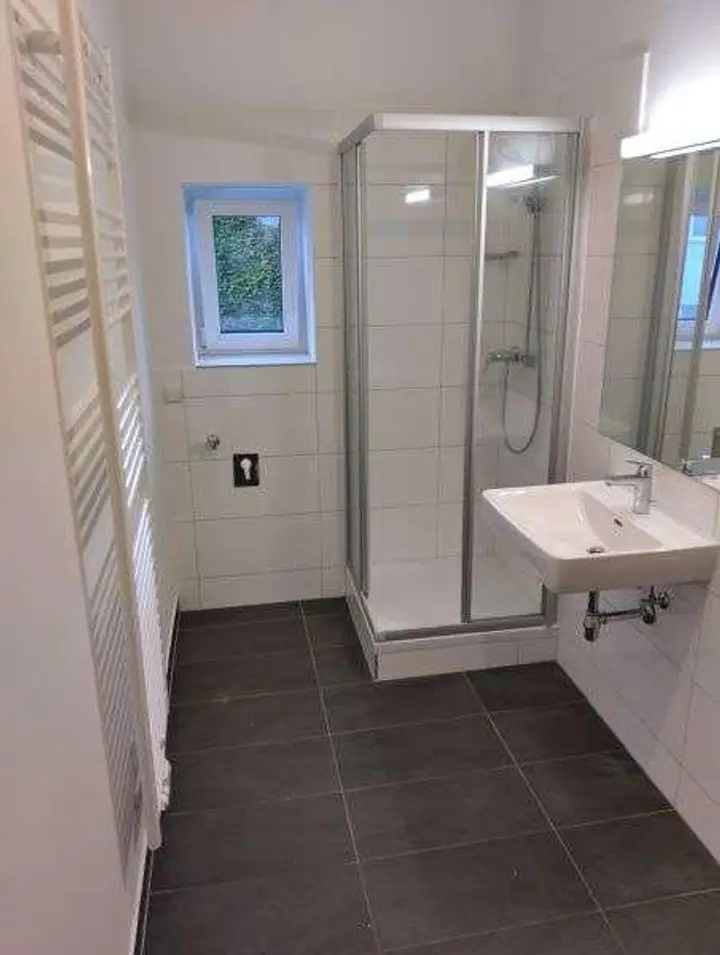 neuwertiges Bad mit Dusche / WC / Fenster und WM-Anschluss