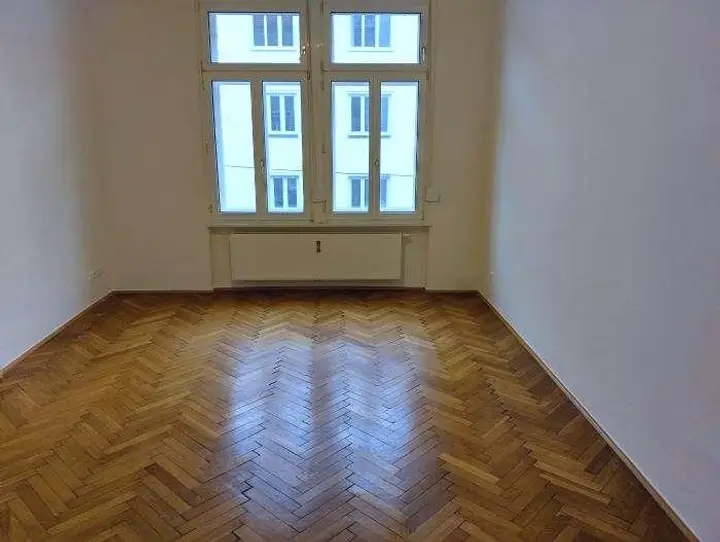 größeres und helles Wohnzimmer (nicht getr. begehbar)