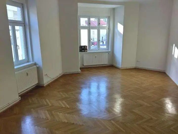 großzügiges Erkerzimmer (getr. begehbar)