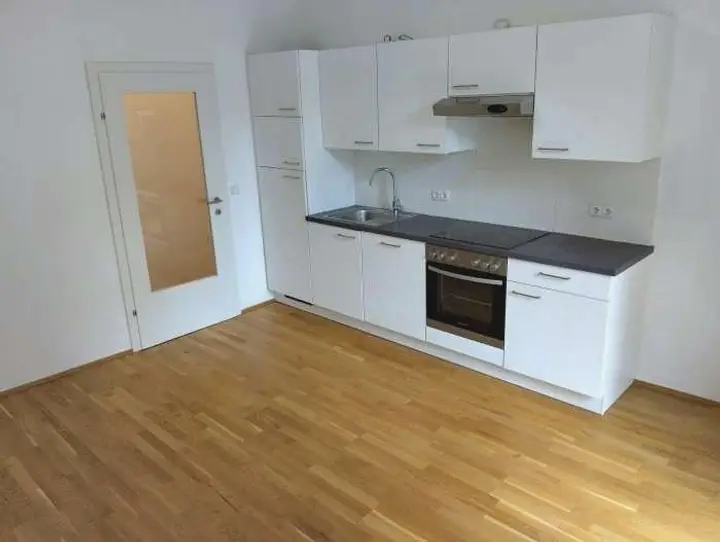 extra Wohnküche möbliert mit ruhigem West-Balkon - Innenhof