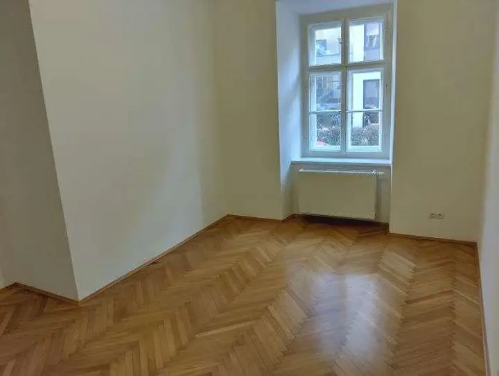 großes Schlafzimmer (getr. begehbar)