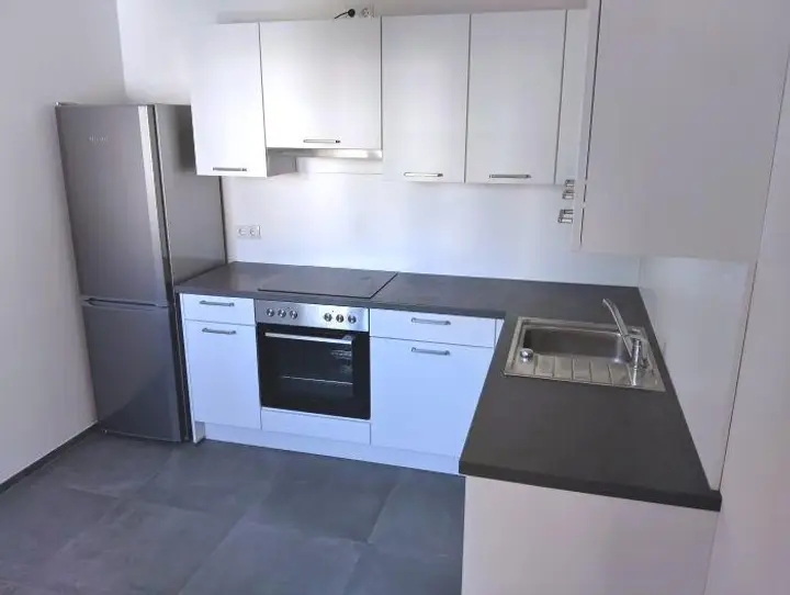 extra Küche möbliert mit Fenster (neuwertig) - Innenhof