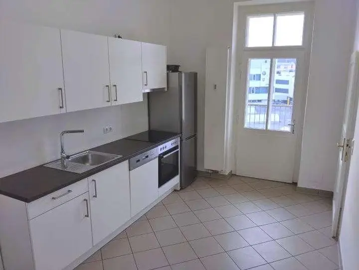 extra Küche möbliert mit sonnigem West-Balkon