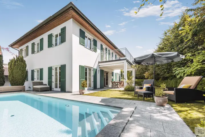 Sistrans_Außenansicht mi Pool