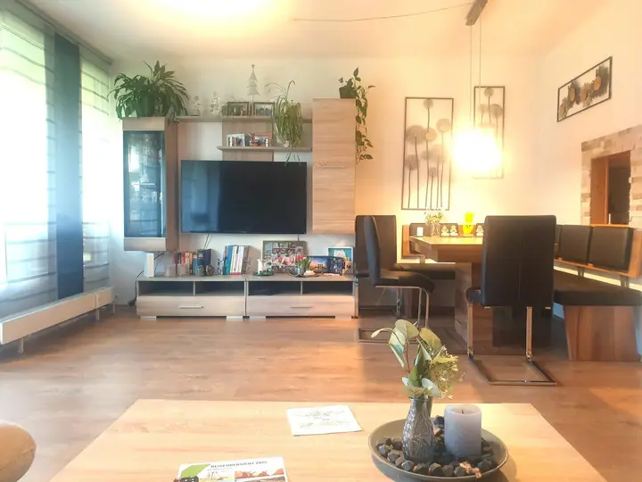 Wohnraum mit Essbereich + Zugang zum Südbalkon
