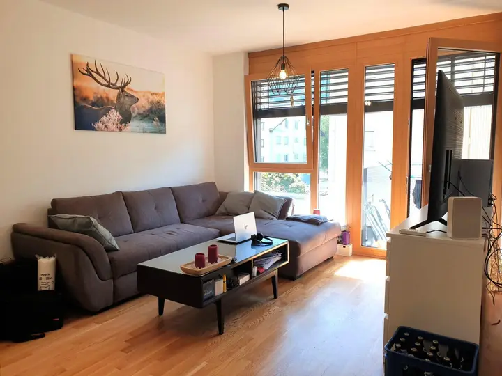 Wohnraum mit Zugang zum Balkon