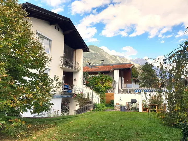 Haus- Südansicht mit Loungebereich im Garten