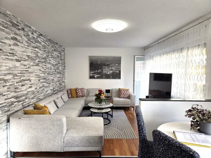 Blick von der Küche in den Wohnraum mit Zugang zum Südbalkon