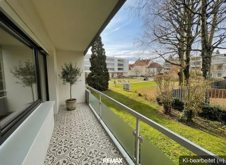 Neu verflieste Loggia - KI Symbolfoto