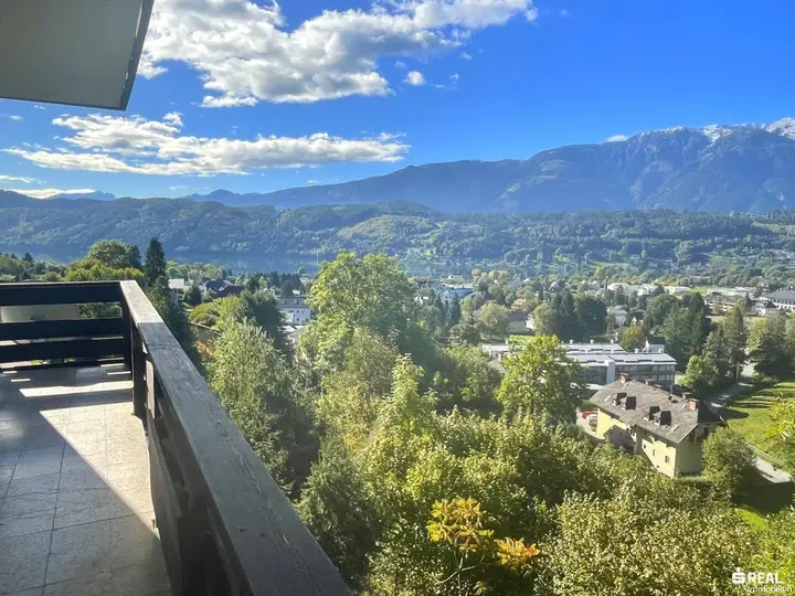 Balkon mit See- und Bergblick