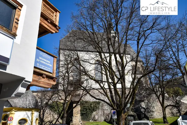 Ausblick über Balkon auf Kirche