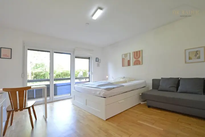 Geräumiges Zimmer mit Bett und ausziehbarer Couch
