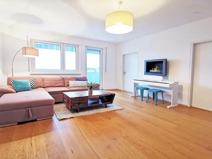 Wohnzimmer mit Wandkamin