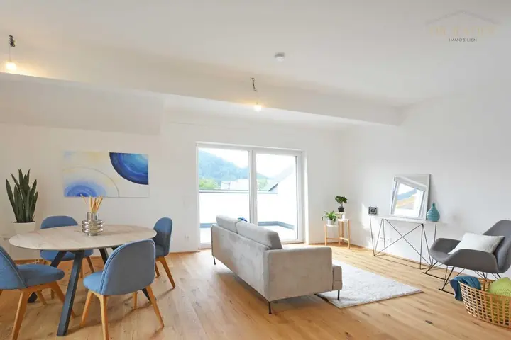 Wohn-Esszimmer mit Ausgang auf die Terrasse