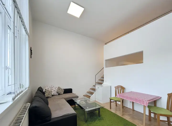 lichtdurchfluteter Wohnraum mit großen Fensterfronten